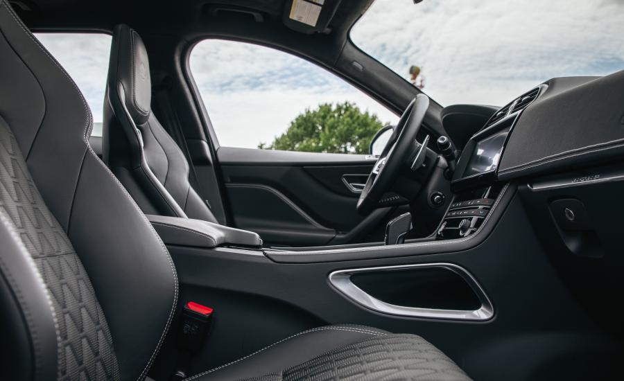 Интерьер Jaguar F-Pace SVR 2018 года  (NA) (фото 22 из 40)